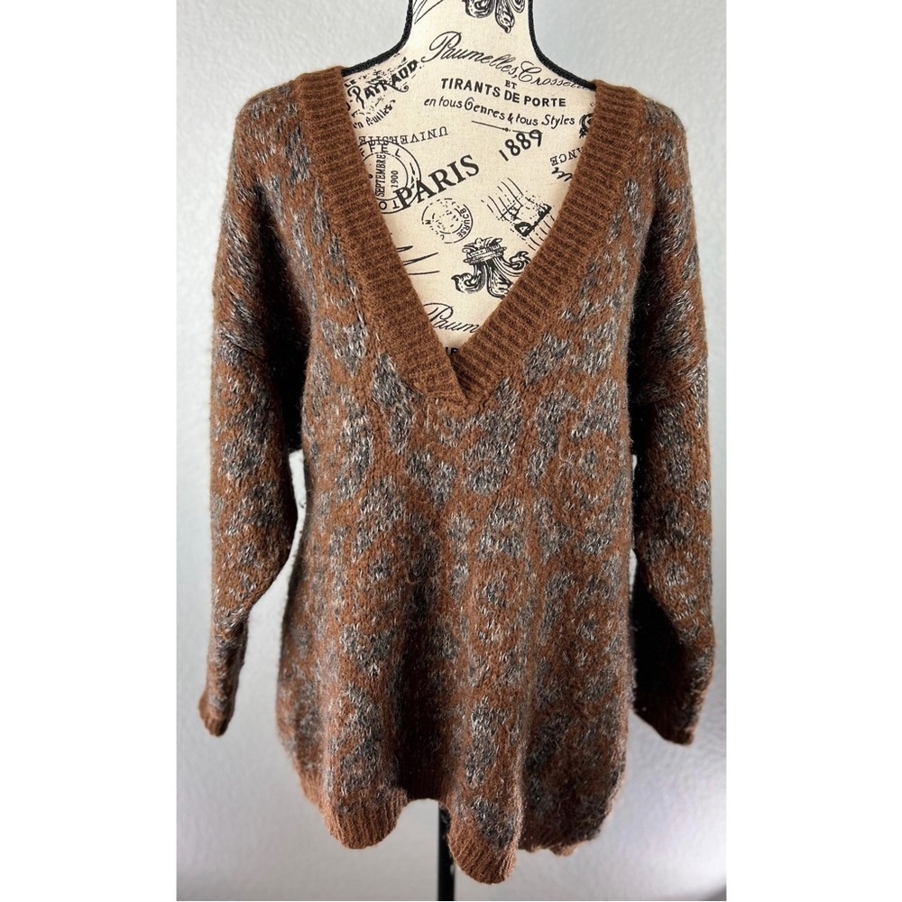 Benetton Vintage 80’s V-Neck Leopard Print Sweater, size Large - Picture 1 of 8